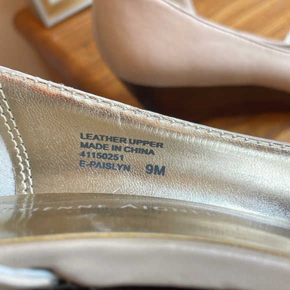 🍎 Etienne Aigner Paislyn D’Orsay leather wedge heels w leather flower toes - Picture 6 of 6